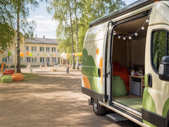 Värikäs nuorisotyön auto koulun pihalla