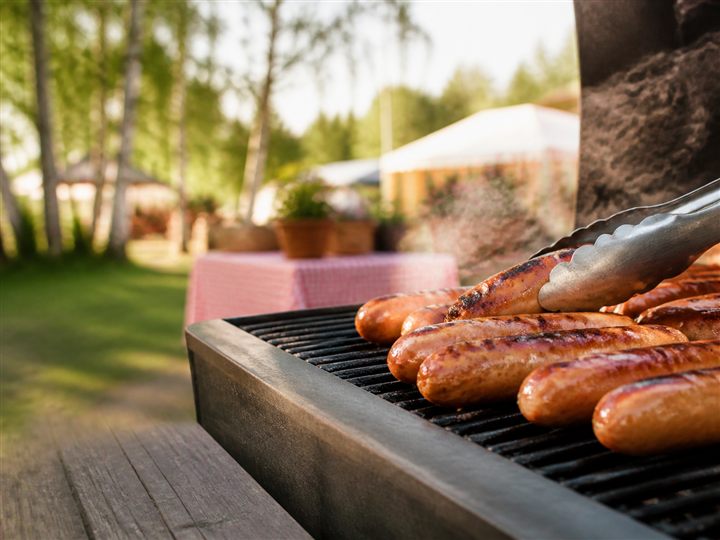 Grillimakkaroita paistumassa kyläjuhlassa
