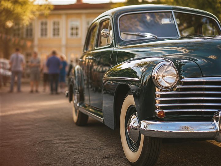 Kiiltävä klassikkoauto kyläjuhlan autonäyttelyssä